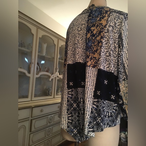 Zac & Rachael excellent condition bell sleeve multi color top size XL - Picture 2 of 5